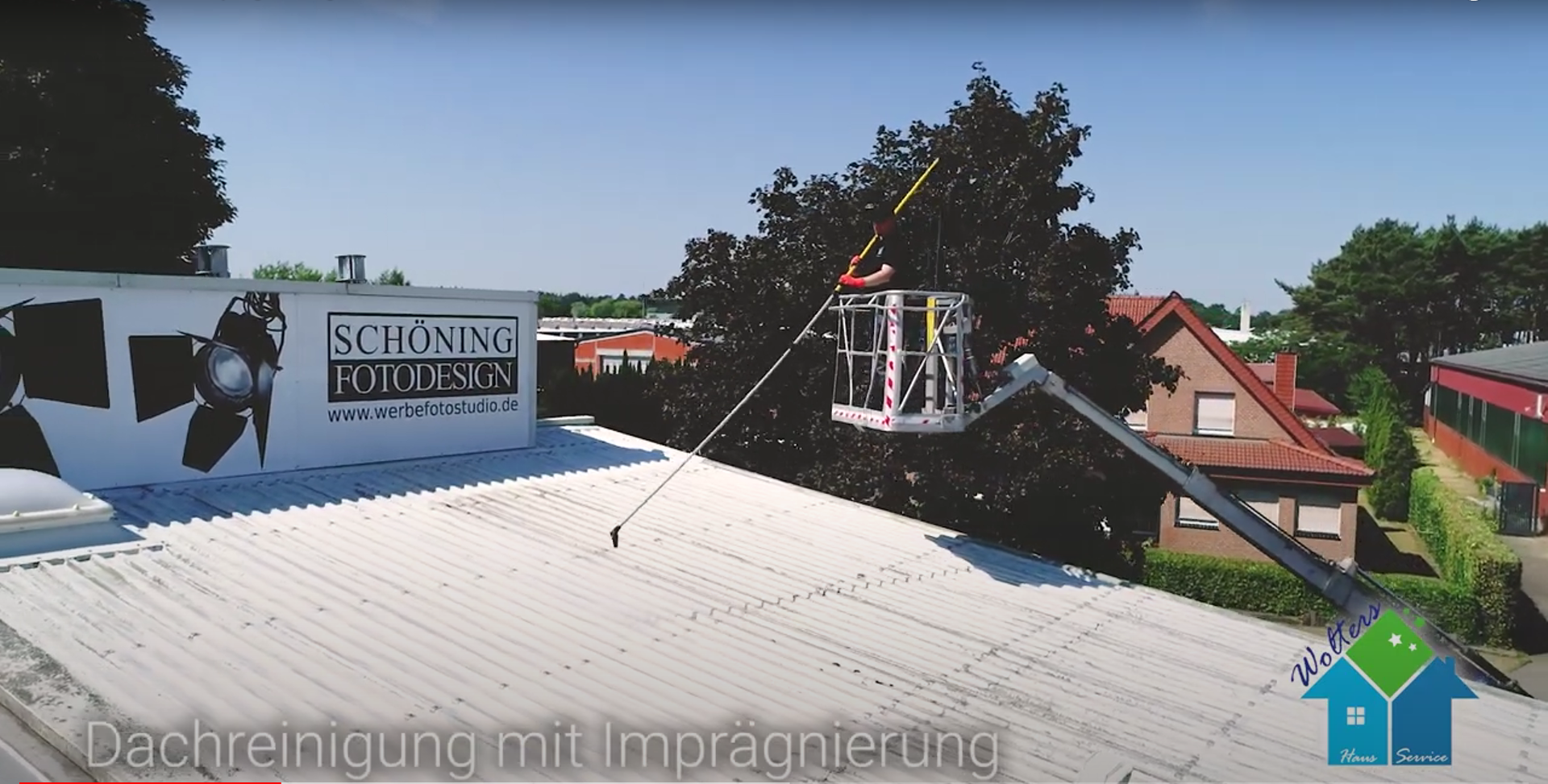 Arbeiten an der Dachkante mit einer professionellen Teleskoplanze zur Tiefenreinigung.