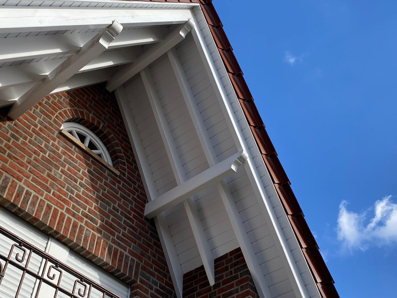 Reinigung von hellen Dach&uuml;berst&auml;nden und Gesimsen f&uuml;r ein sauberes Gesamtbild.